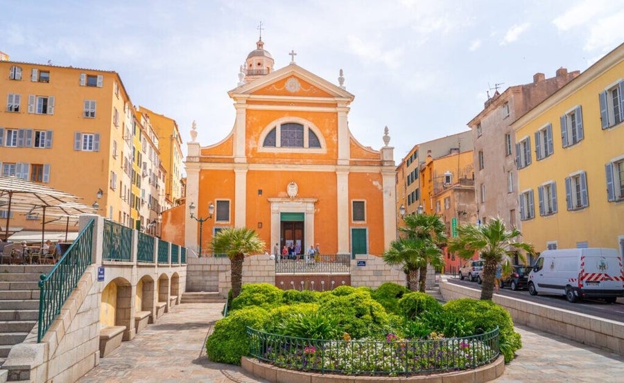 Ajaccio es la capital de Córcega y una ciudad con una rica historia.