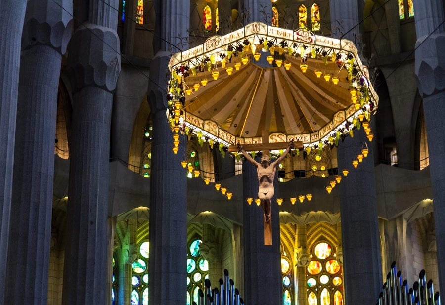 Cristo suspendido bajo un baldaquino decorado con racimos de uva, espigas de trigo y hojas de vid, La Sagrada Familia