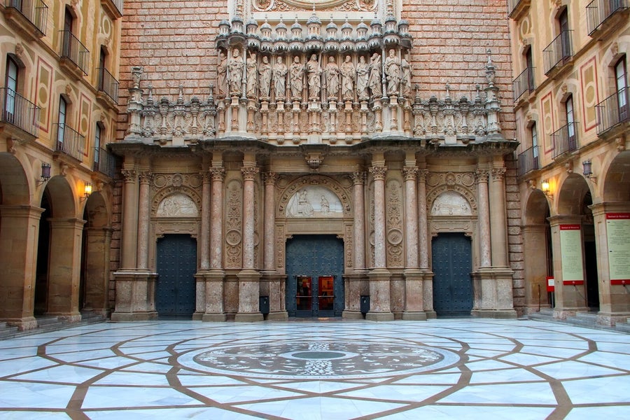 Atrio Basílica de Santa María de Montserrat