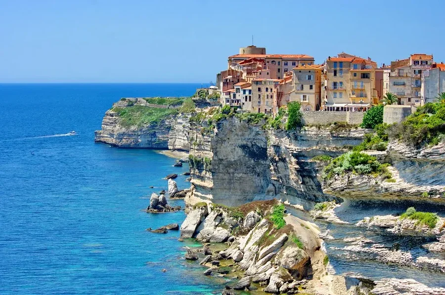 Bonifacio es una de las ciudades más espectaculares de Córcega, situada en el extremo sur de la isla, sobre impresionantes acantilados de piedra caliza