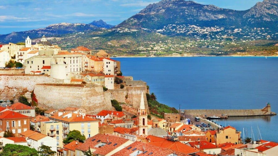 Calvi combina un espectacular paisaje costero con una rica historia marcada por la influencia genovesa.