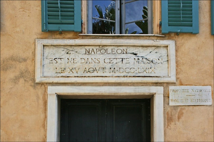 La Casa Bonaparte, ubicada en Ajaccio, Córcega, es el lugar de nacimiento de Napoleón Bonaparte