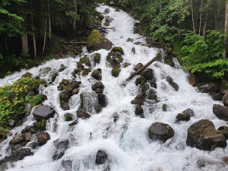 Uelhs deth Joèu  Cascada formada por aguas que provienen del glaciar del Aneto