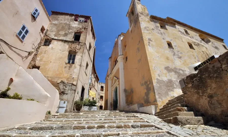 El casco histórico de la Ciudadela de Calvi es un lugar fascinante que combina historia, arquitectura y vistas espectaculares