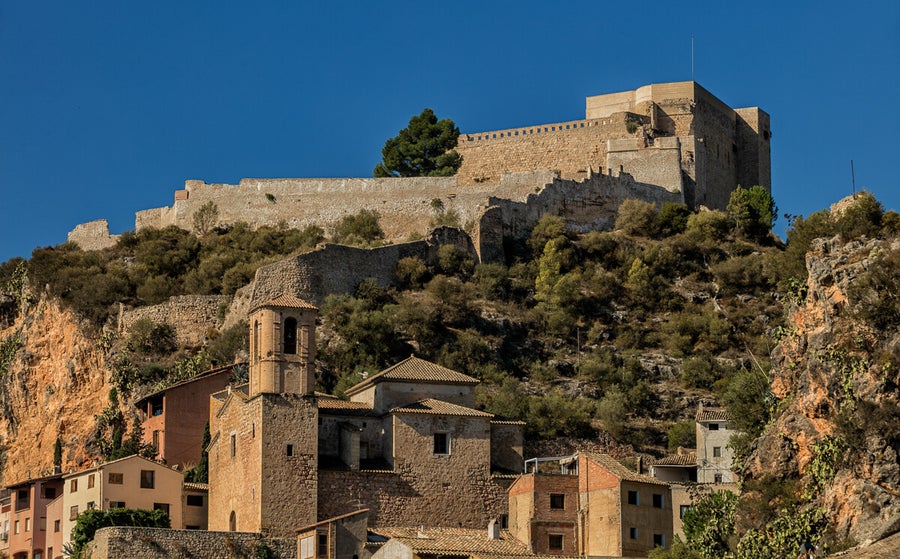 Vista del castillo en la alcuta del cerro