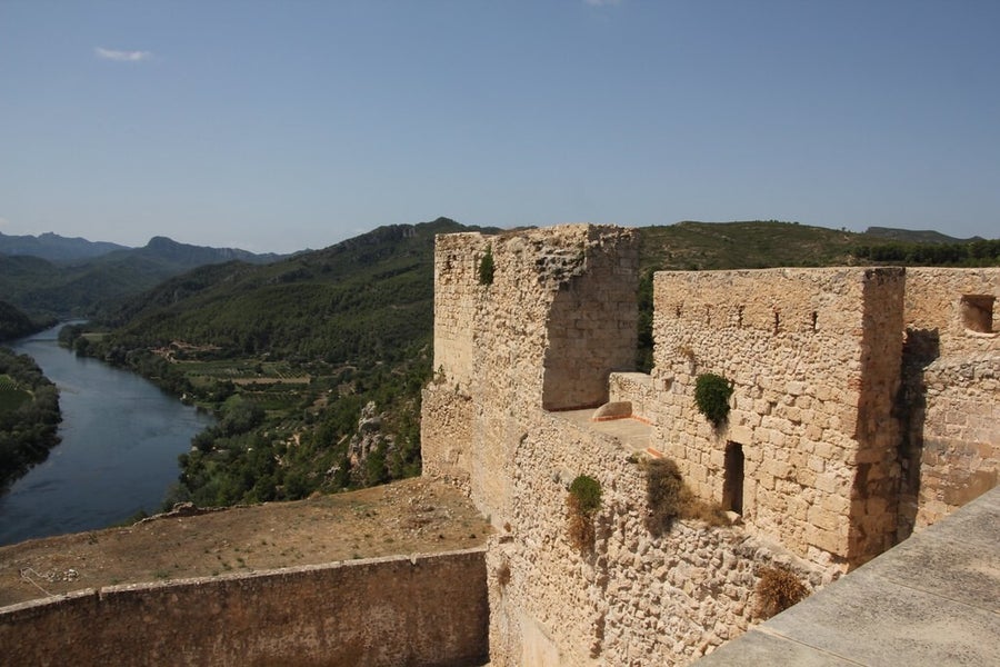 Torres y almenas del castillo templario de Miravet