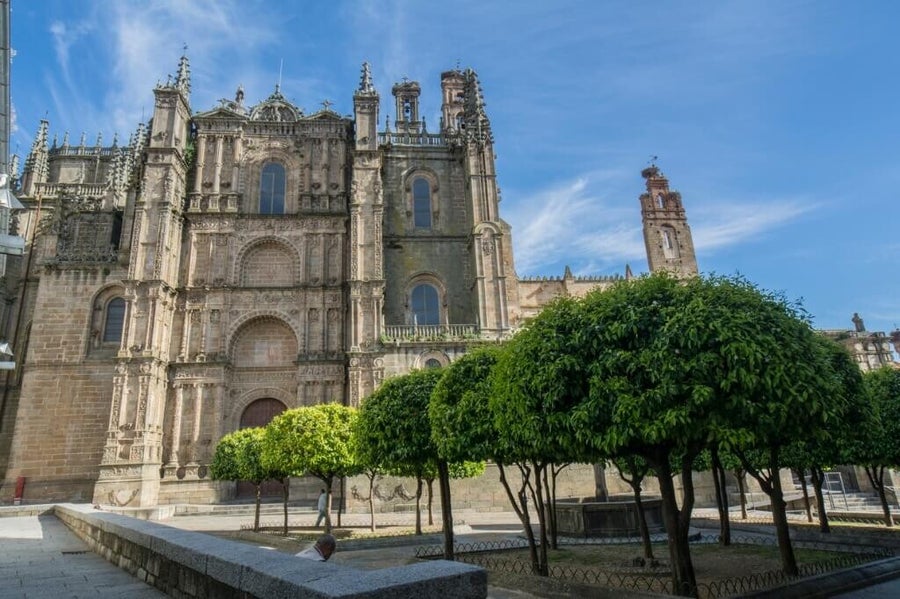 Catedral Nueva de Plasencia, vista desde una plaza con arbolitos