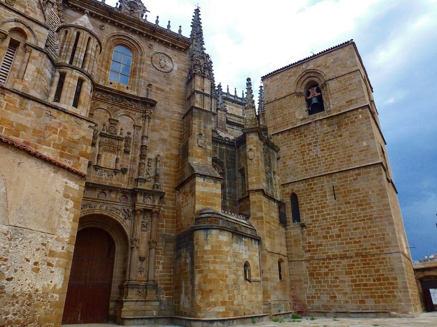 Fachada de un lateral de la Catedral Vieja de Plasencia