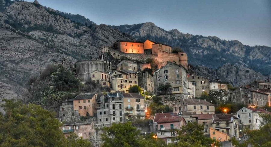 Corte es una ciudad emblemática situada en el centro de Córcega, conocida por su ciudadela medieval,