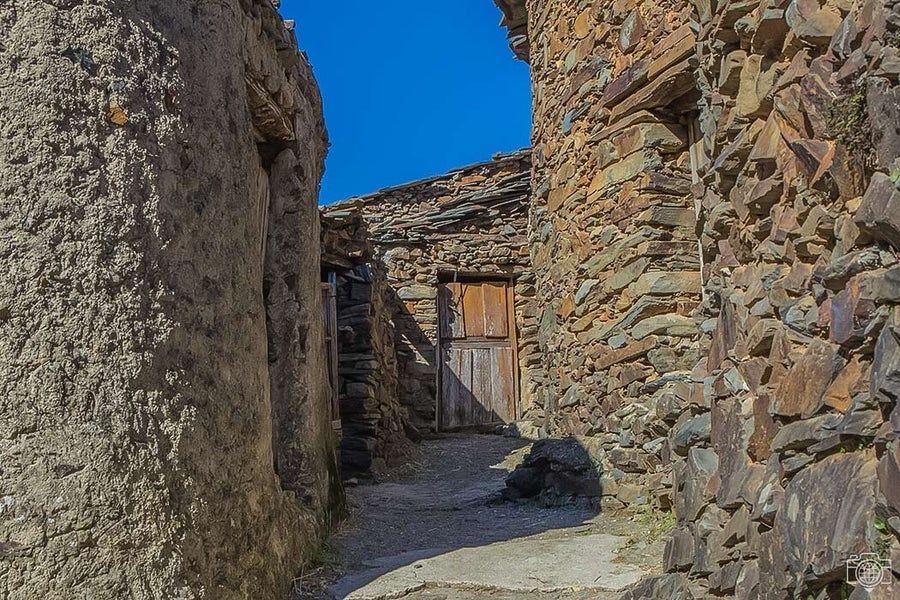 El Gasco: entre meteoritos, cascadas y arquitectura negra