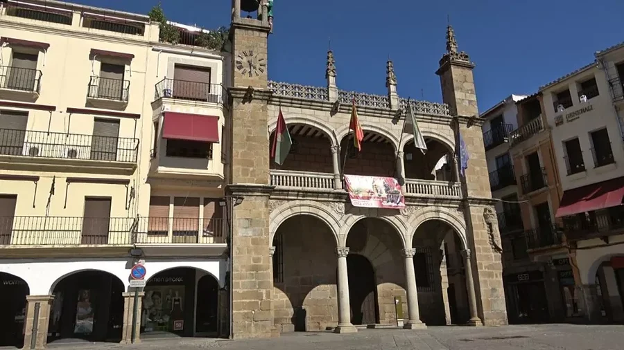 edificio del ayuntamiento de la plaza mayor de Plasencia junto con soportales con comercios