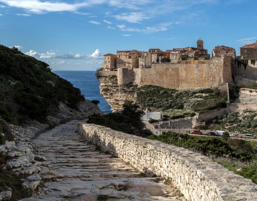 Camino del faro de Campu Rumanilu es un sendero panorámico en Bonifacio, Córcega, que ofrece vistas espectaculares de los acantilados y el mar Mediterráneo.