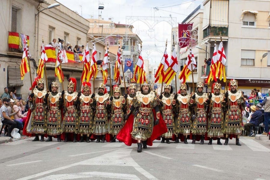 otro desfile de cristianos en la fiesta de moros y cristianos