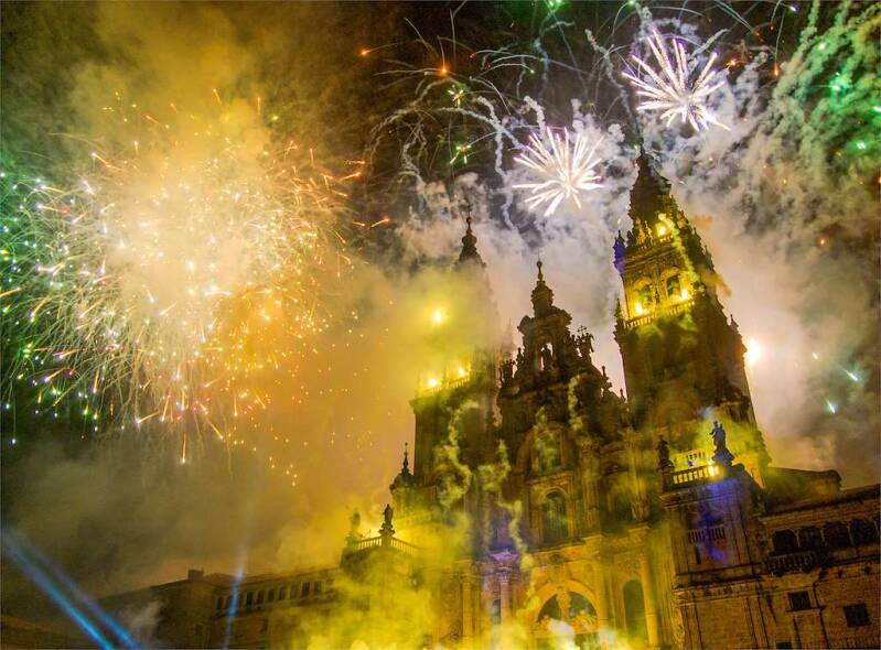 Catedral de Santiago iluminada por los fuegos artificiales del 24 de julio