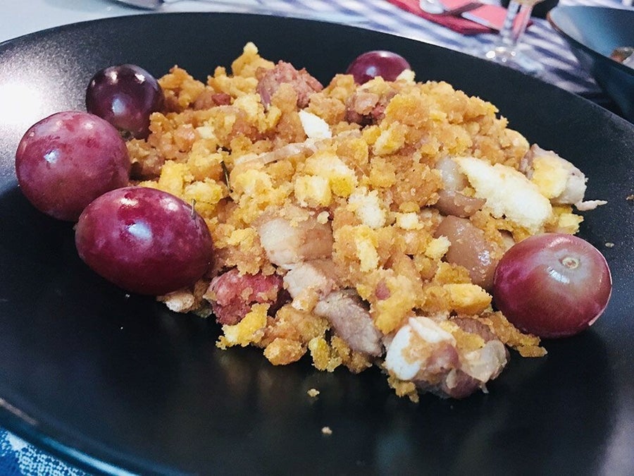 Plato de migas con uvas rojas tipico de castilla la mancha