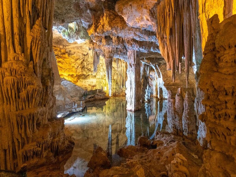 Gruta de Neptuno en el majestuoso promontorio de Capo Caccia