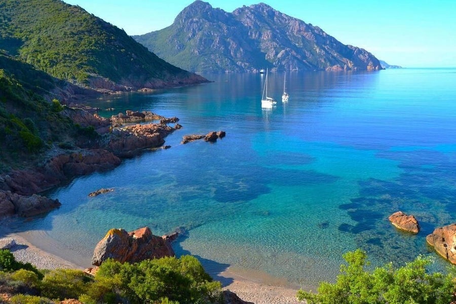 Île-Rousse es una encantadora ciudad costera situada en el noroeste de Córcega, famosa por sus playas de arena blanca,