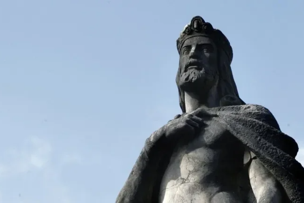 Escultura de Alfonso II primer peregrino del camino primitivo