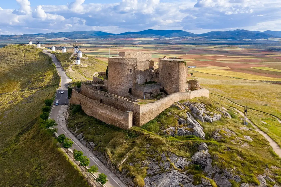 Vista del Paisaje de los molinos y el castillo de Consuegra