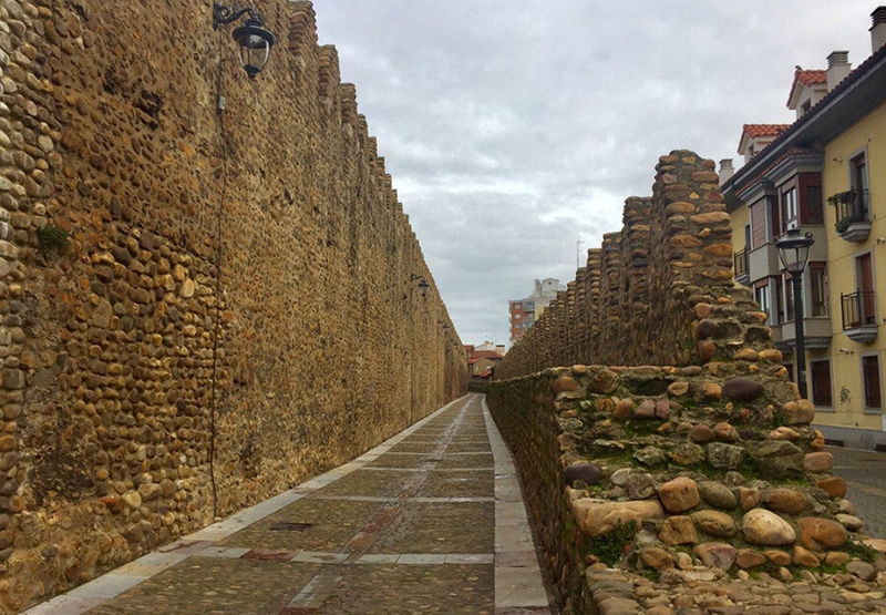 Muralla romana de León: historia viva entre cubos y puertas