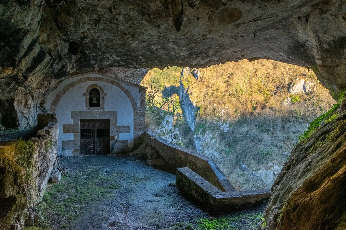 Cueva y Ermita de Sandaili, Oñati (País Vasco)