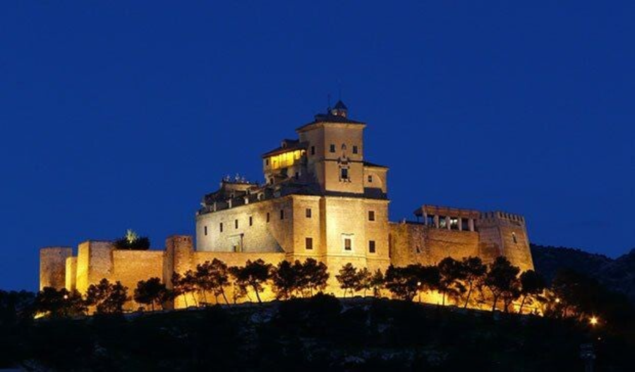 Vista nocturan del Castillo Santuario de Caravaca de la Cruz