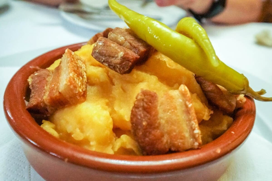 plato de balrro con patatas revolconas, torreznos y guindillas verdes
