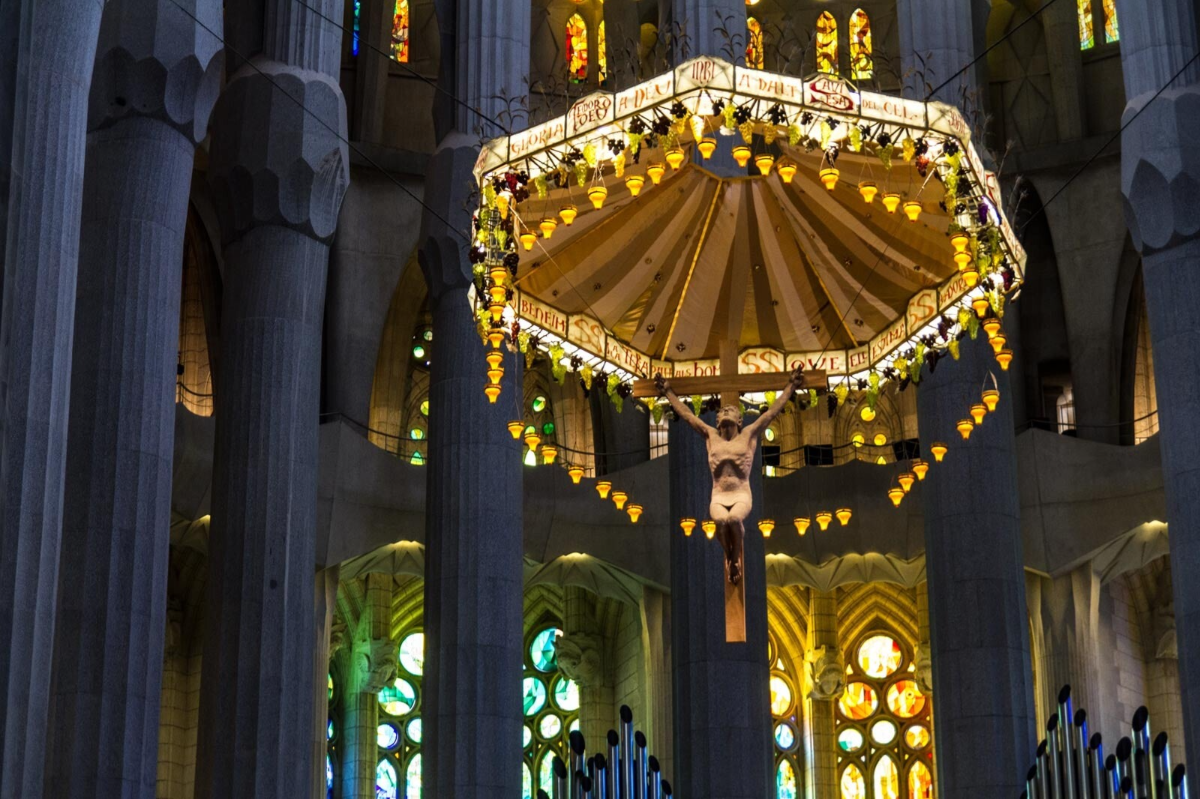 Cristo suspendido bajo un baldaquino decorado con racimos de uva, espigas de trigo y hojas de vid, La Sagrada Familia
