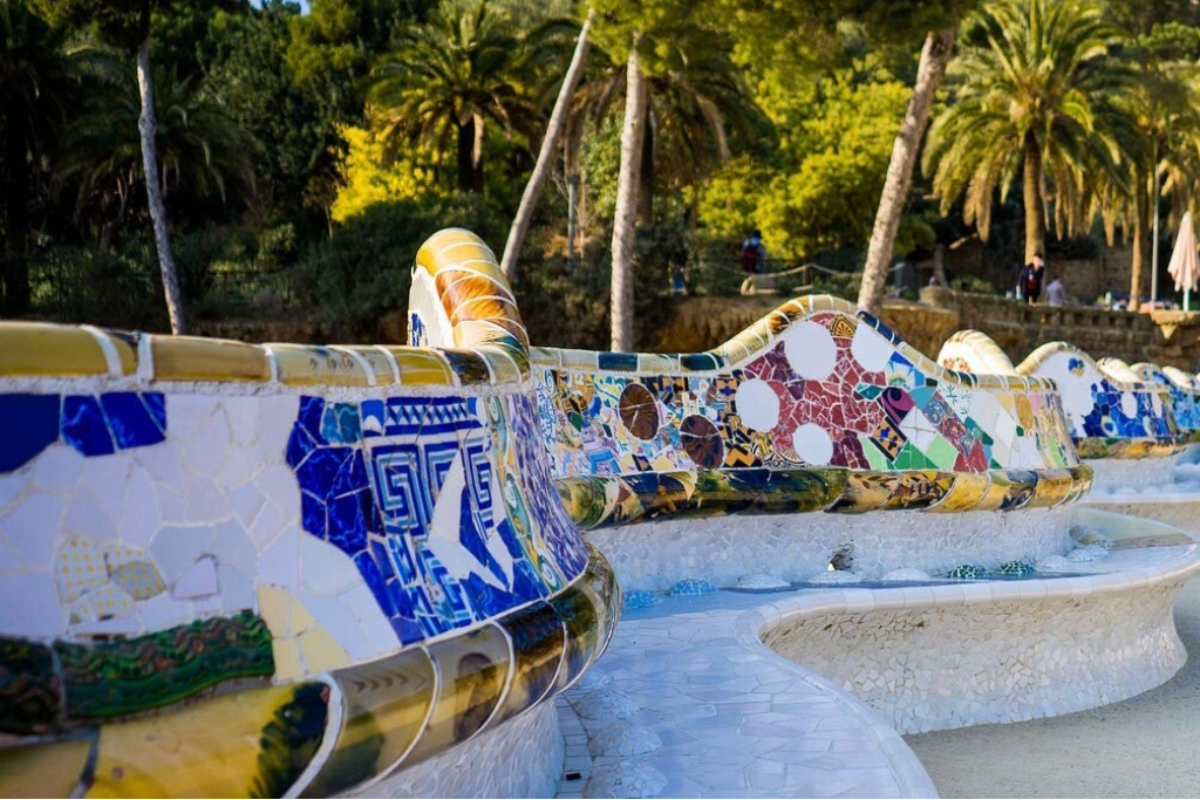 Bancos de colores del Parque Güell: el jardín imposible de Gaudí