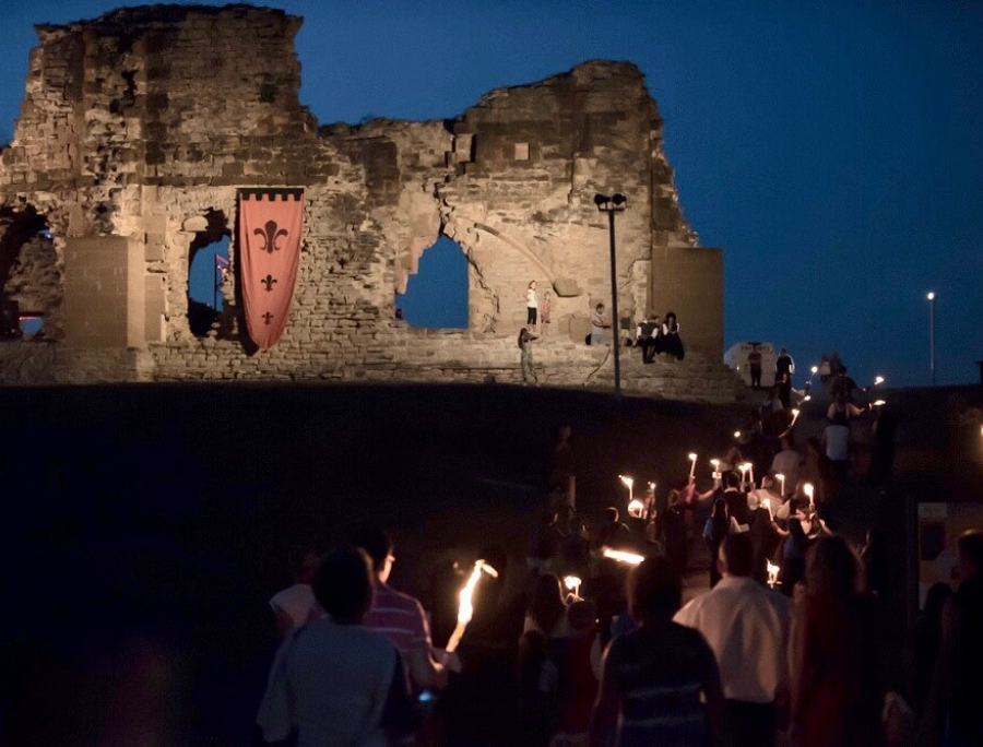 Desfile con antorchas dirección a las ruinas del Castillo de Tiebas, Navarra
