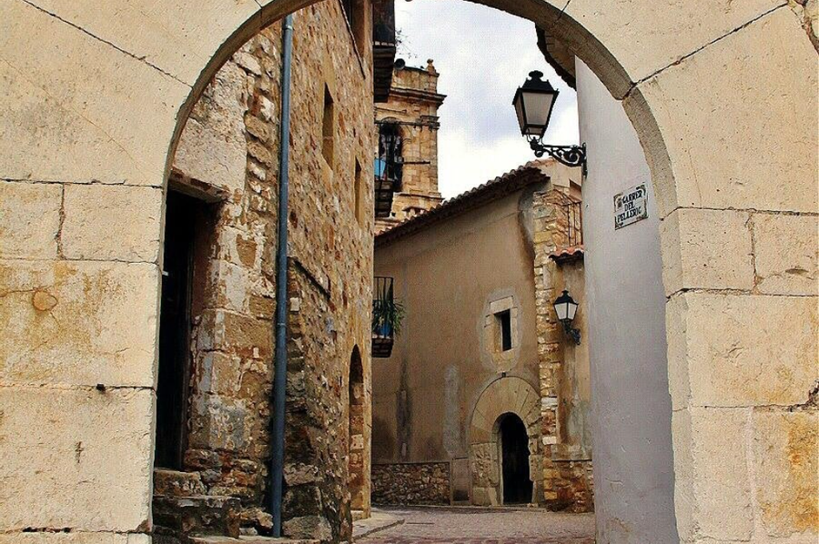Antiguo Hospital y la Porta Nova: Vestigios de la vida civil y religiosa que completan el recorrido histórico.