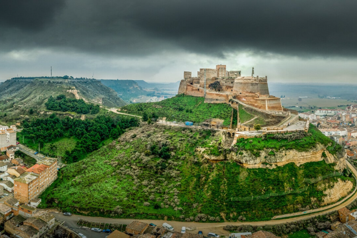 vistas del castillo y el cerro de monzón