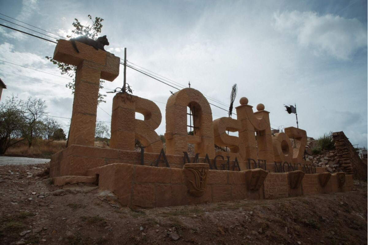 Letras a la entrada de Trasmoz