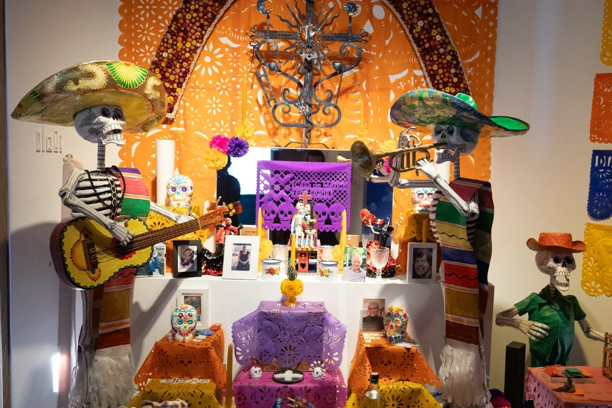 Altar Monumental de Muertos en la Casa de México
