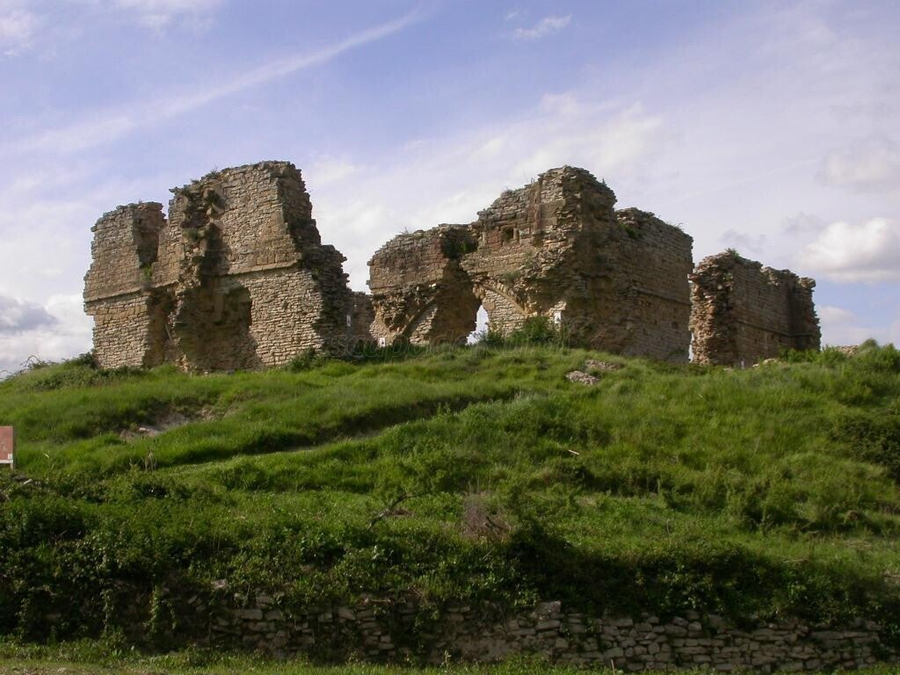 Vista de las ruinas del Castillo de Tiebas de Navarra