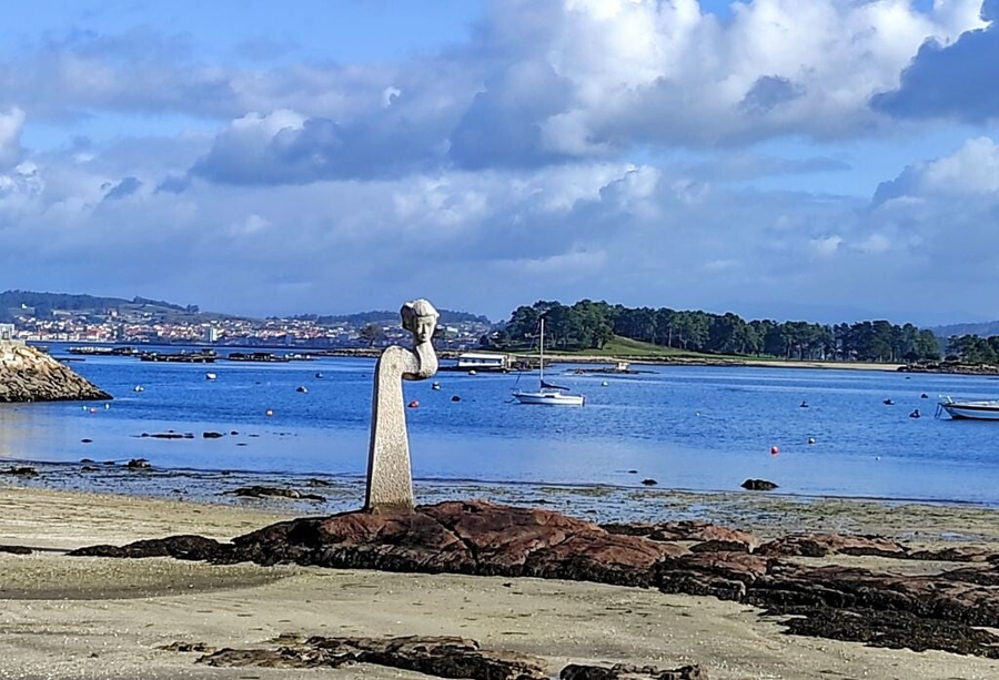 O Grove Vista palaya y escultura