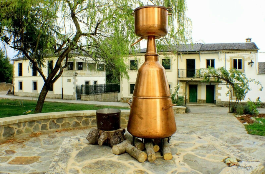 alquitara durada de la fiesta del orujo en Potes, Cantabria