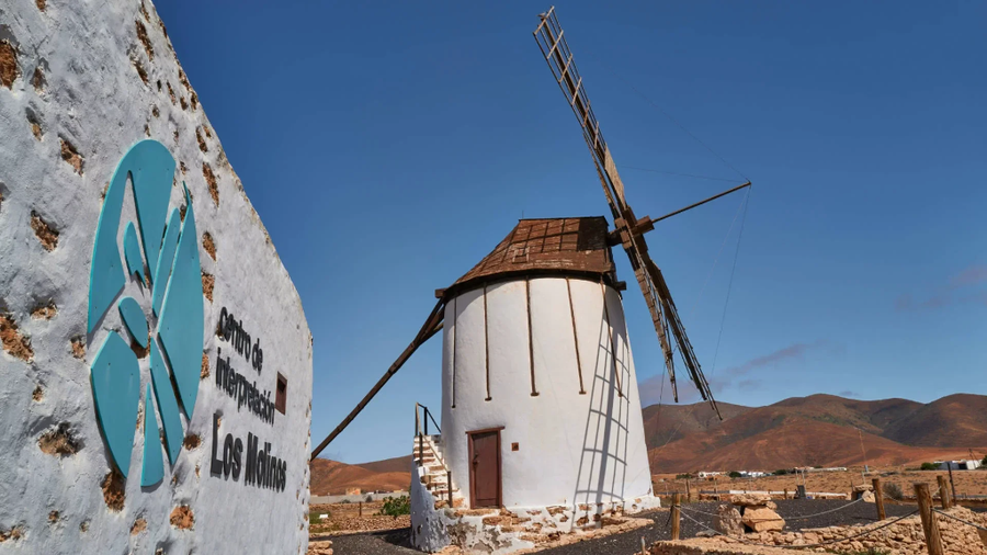 Molinos majoreros: guardianes del viento y la memoria