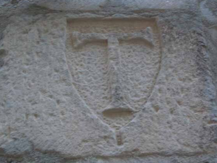 Escudo templario en muro de piedra