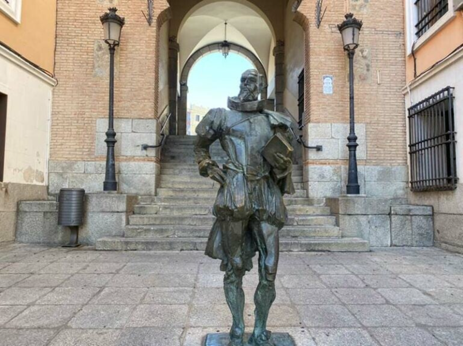 Miguel de Cervantes en la escalera de la Plaza de Zocodover