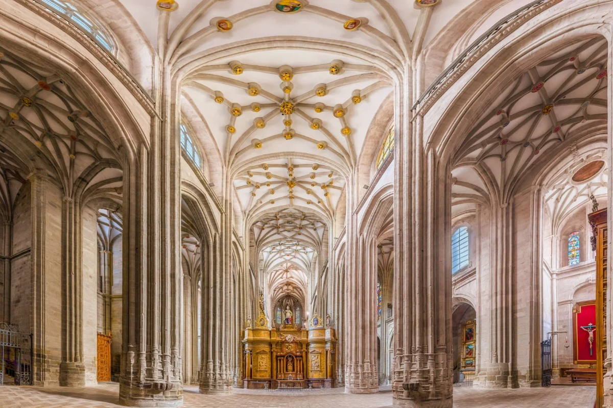 La Catedral de Santa María: una sinfonía de piedra, arte y luz