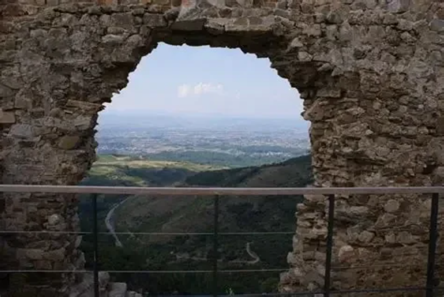 muralla castillo cornatel, el Bierzo