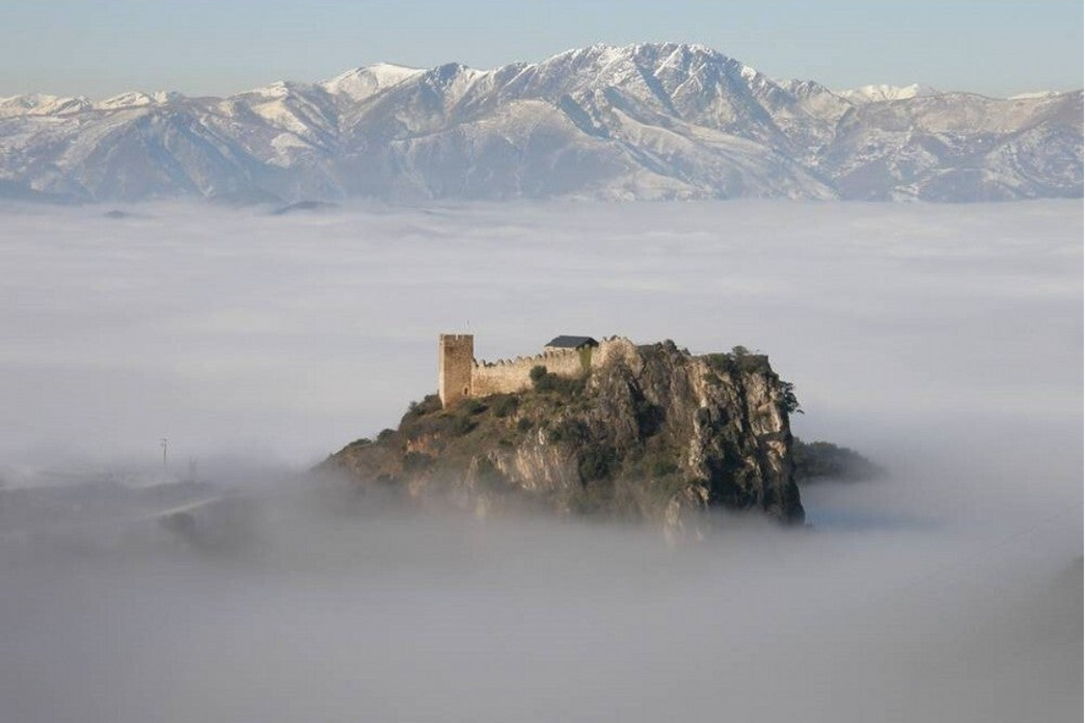 El Castillo de Cornatel con niebla