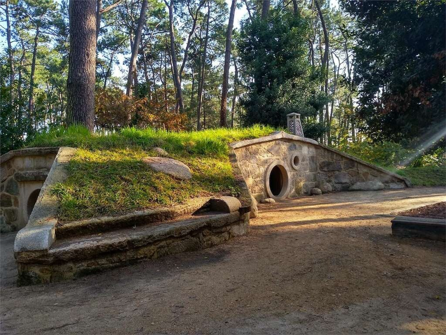 Aldea de los Grobits – Fantasía enterrada en la Isla de A Toxa