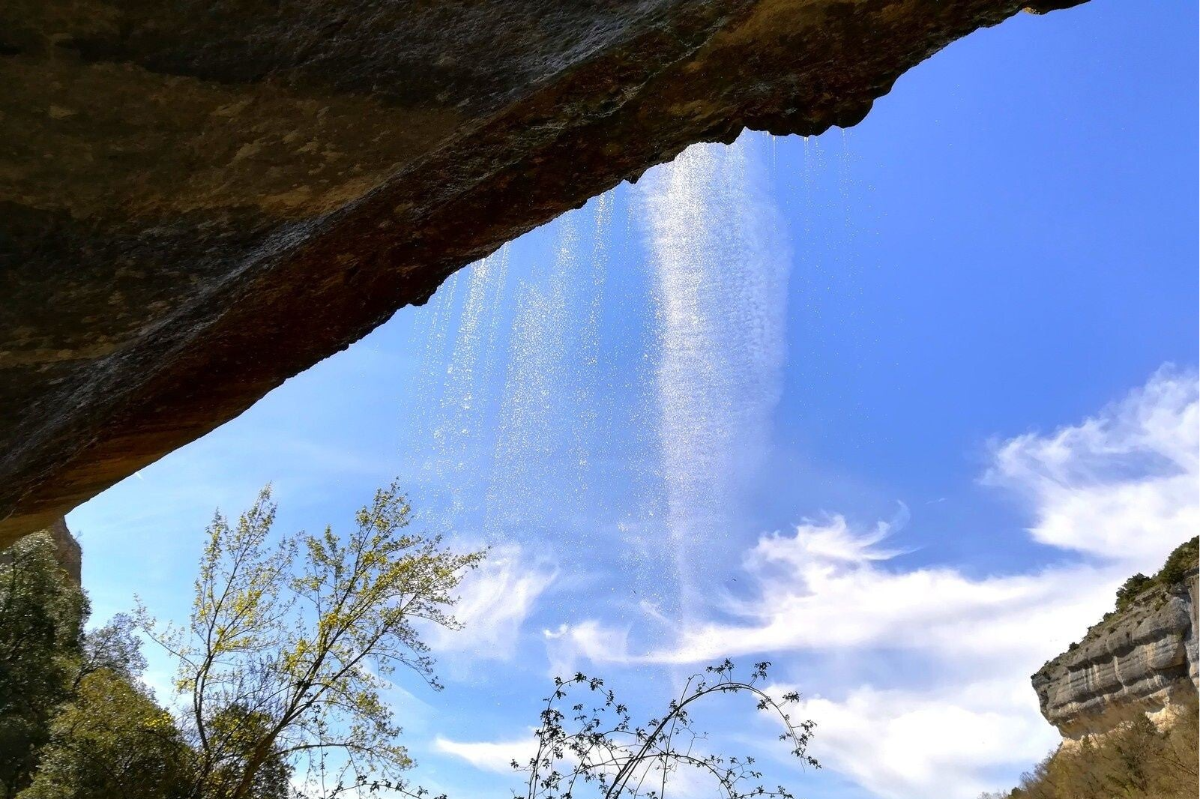 Cascada de La Mea: Un salto escondido entre farallones calizos