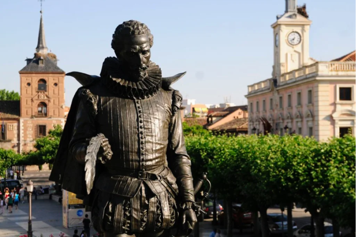 Estatua de Miguel de Cervantes en Alcalá de Henares