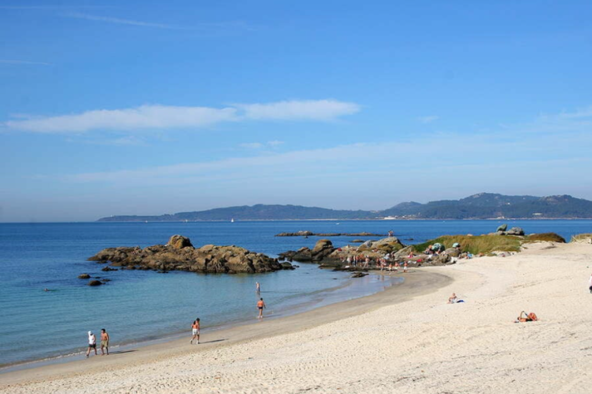 Playa de Samil es la más famosa de Vigo y una de las más concurridas de las Rías Baixas