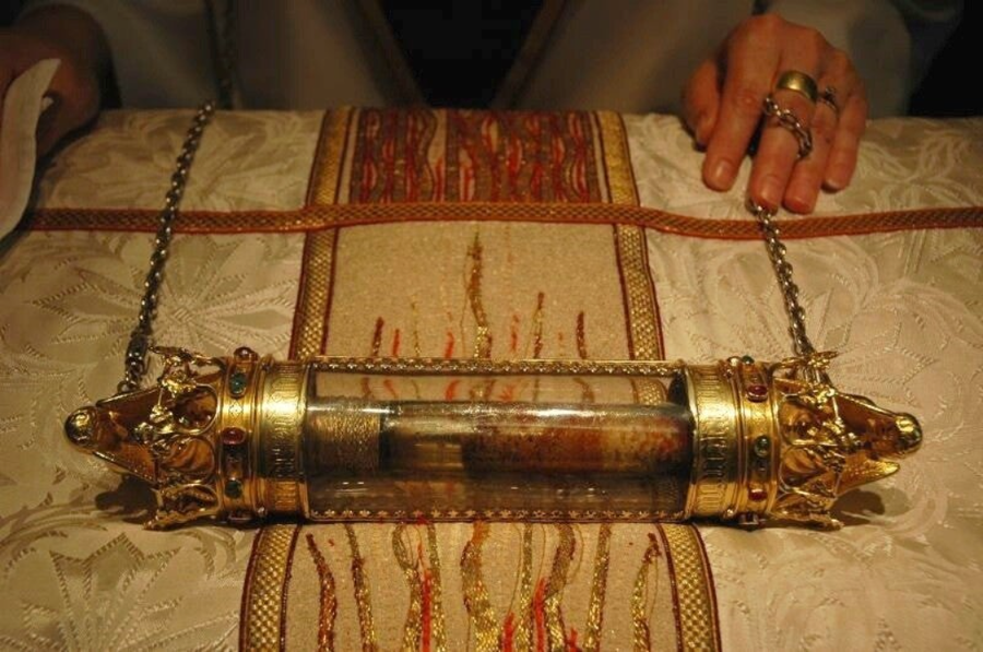 La reliquia de la sangre de Cristo se guarda en un relicario del siglo XVII, obra del orfebre Jan Crabbe.