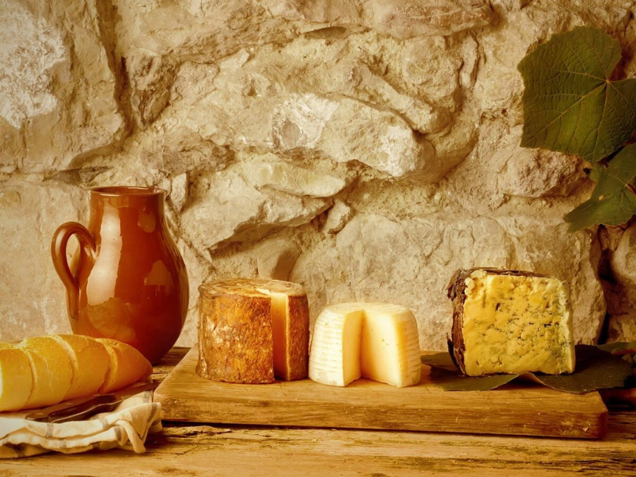 queso, pan y vino gastronomia de la comarca de liebana