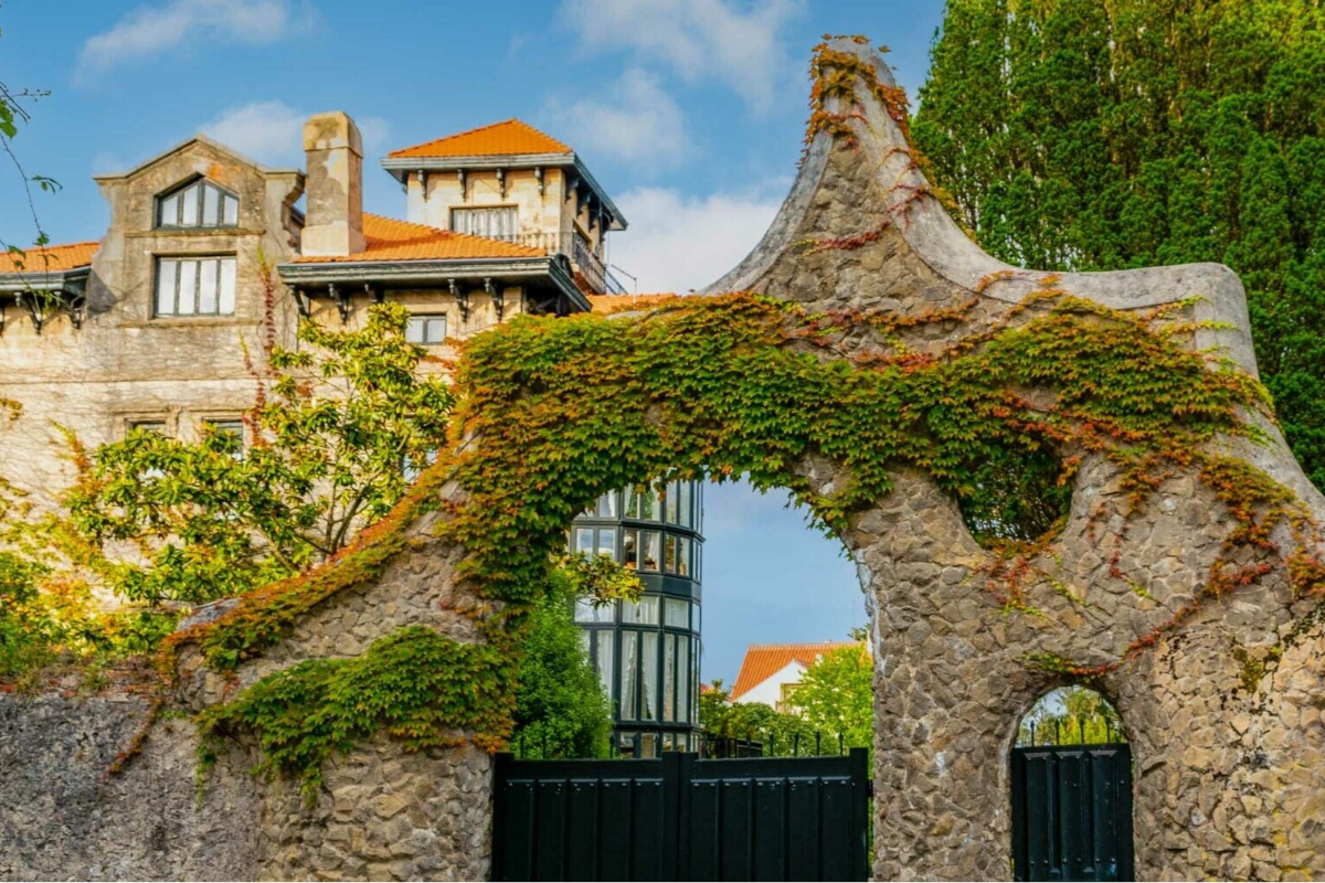 La Puerta de los Pajaros, Comillas